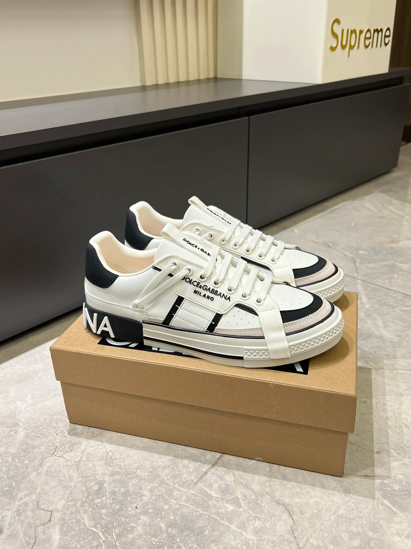 p480 Original order Couple model DG's new Custom 2.Zero sneakers combine the characteristic elements of the brand's two classic series, combining the simple and elegant silhouette of Portofino with the urban and capable attitude of Miami. Calfskin upper with contrasting details, micro-injection rubber logo on the side, laminated Dauphine leather heel, sheepskin lining, original outsole Size: Women's 35-40 (34, 41 can be ordered), Men's 38-44 (45, 46 can be customized)